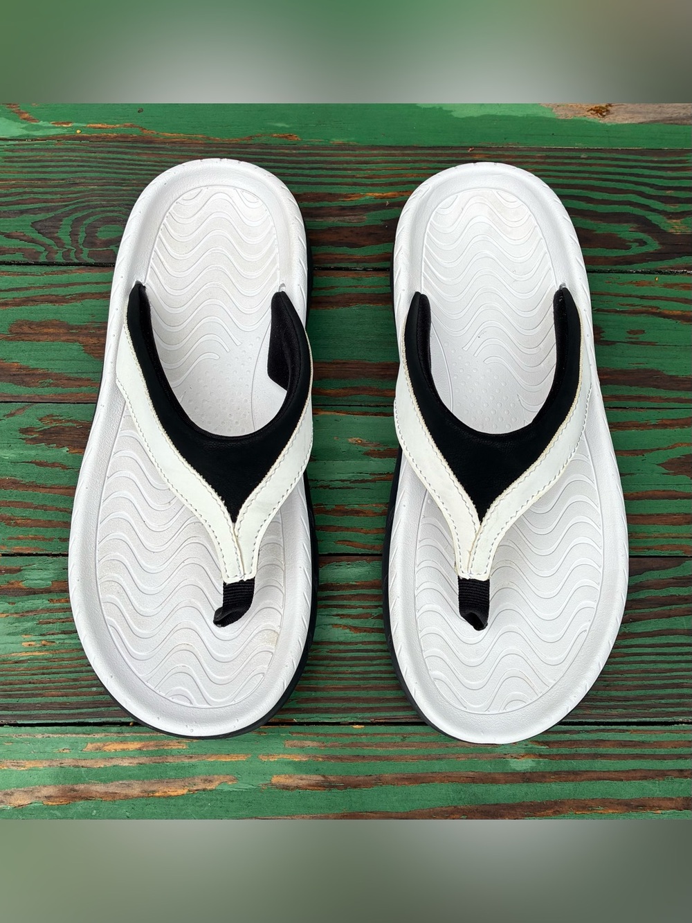 Avia Black & White Hightail Thong Flip Flops Sandals Womens Size 7 Slip On Beach